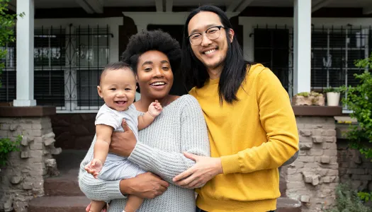 familia frente a una casa familia frente a una casa